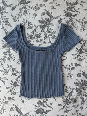 UO Ribbed Eyelet Scoop Neck Cropped Tee